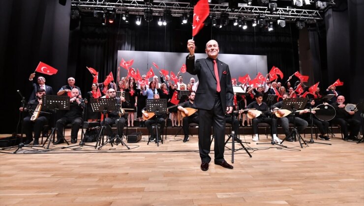 Kocaeli Üniversitesi’nde Türk Halk Müziği Korosu 29 Yıldır Şef İsmet Ünsal İle Faaliyetlerine Devam Ediyor