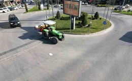 Bağımsız Belediye Başkan Adayı Saman Yüklü Traktörle Seçim Çalışması Yapıyor
