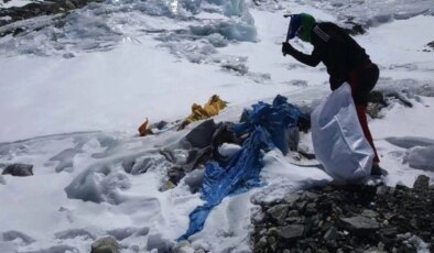 Everest Dağı’na tırmananlar artık dışkılarını temizlemek zorunda