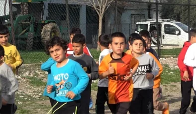 Depremin Vurduğu Osmaniye’de Afetzede Çocuklara Futbol Eğitimi