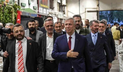 Ankara Büyükşehir Belediye Başkanı Mansur Yavaş, Yenimahalle’deki Toptancı Hali’ni ziyaret etti