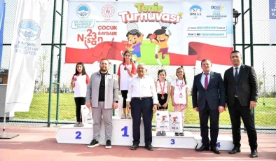Kayseri Büyükşehir Belediye Başkanı, 23 Nisan Tenis Turnuvası’nda dereceye giren çocuklara madalyalarını verdi