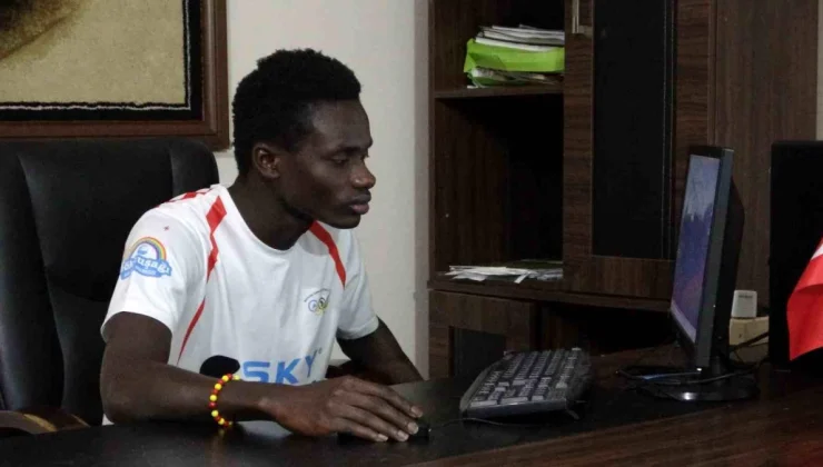 Mersin Olimpik Yetenekler Spor Kulübü’nün futbolcusu Bubacarr Camara, ‘en iyi kanat oyuncusu’ seçildi