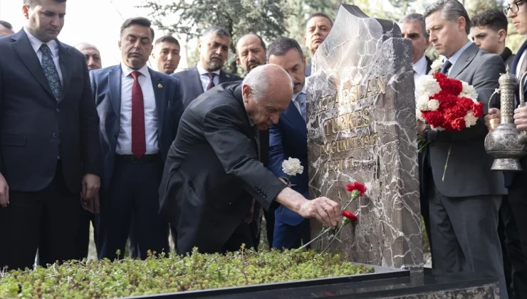 MHP Genel Başkanı Devlet Bahçeli, Alparslan Türkeş’in anıt mezarını ziyaret etti